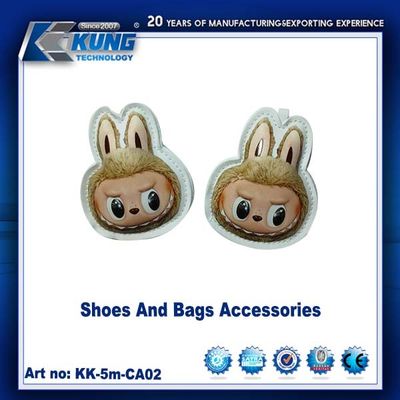 靴 や バッグ の アクセサリー は,スポーツ や 日常 使用 や 旅行 に 適した ファッショナブル な 装飾 物 と し て バッグ に 掛け られ ます
