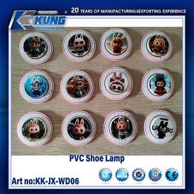 三次元の靴型ランプ本体は、高透明度のPVC素材で作られており、内蔵のLEDソフト光源を備えています。夜間照明とトレンド感のある装飾品の二つの機能を兼ね備えています。