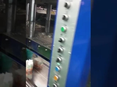 エヴァは注入機械に蹄鉄を打つ